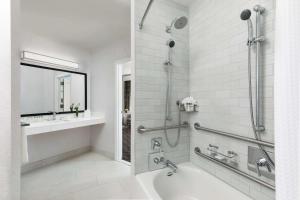 Um banheiro em Hilton Boston Park Plaza