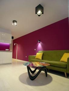 een woonkamer met een groene bank en een tafel bij Magenta Apartment with free WiFi in Sofia