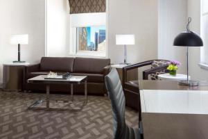 Uma área de estar em Hilton Boston Park Plaza