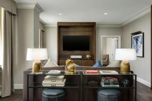 Uma TV ou centro de entretenimento em Hilton Boston Park Plaza
