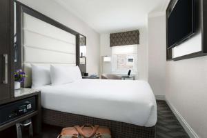Uma TV ou centro de entretenimento em Hilton Boston Park Plaza
