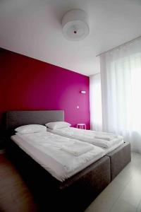 Een bed of bedden in een kamer bij Magenta Apartment with free WiFi