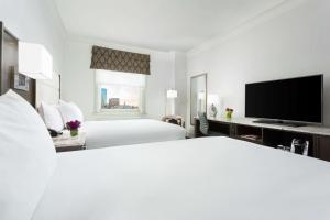 Uma TV ou centro de entretenimento em Hilton Boston Park Plaza