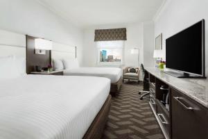 Uma TV ou centro de entretenimento em Hilton Boston Park Plaza