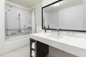 Um banheiro em Hilton Boston Park Plaza