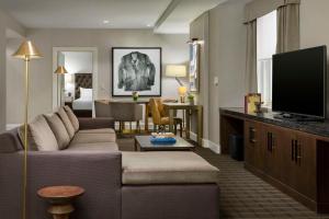 Uma TV ou centro de entretenimento em Hilton Boston Park Plaza