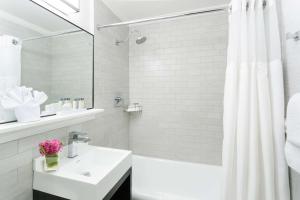 Um banheiro em Hilton Boston Park Plaza