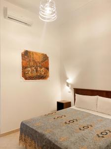 Hostel Cosmos في روما: غرفة نوم بسرير ودهان على الحائط