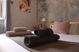 een slaapkamer met een bed met kussens erop bij [Termini Treasure] - Elegant retreat in Rome