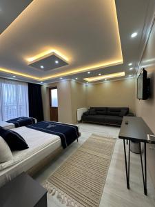 een slaapkamer met een groot bed en een bank bij Loft House in Arnavutköy