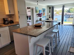 Η κουζίνα ή μικρή κουζίνα στο 3 Bed, 2 Bath, Waterfront, Dock, Large Driveway