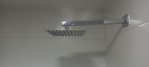un cabezal de ducha en la pared del baño en Loft 535 Farol da Barra, varanda, piscina, academia, no farol da barra, en Salvador