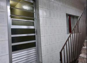uma porta para um edifício com uma escada ao lado em Casa no ABC perto de São Paulo Expo e Jd botanico em São Paulo