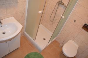 Koupelna v ubytování Apartments Lora + 28 fotografií