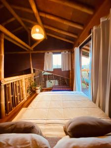 ein Schlafzimmer mit einem großen Bett in einem Zimmer in der Unterkunft Casa Lobo-guará in Alto Paraíso de Goiás