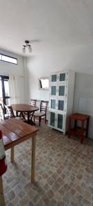 uma sala de jantar com mesas e cadeiras de madeira num quarto em Casuarinas Del Mar Chalet de 2 habitaciones em Canoas de Punta Sal