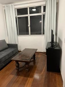 a living room with a couch and a coffee table at Apartamento 2 quartos Copacabana in Rio de Janeiro