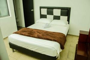 ベヨにあるCASA HOTEL LOS ARBOLESのベッドルーム1室(ブラウンの毛布を使用した大型ベッド1台付) +67枚の写真