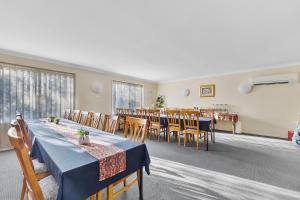 a dining room with tables and chairs in a room at Castlereagh Motor Inn in Gilgandra