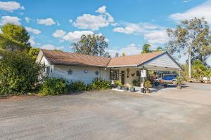 a house with a car parked in front of it at Castlereagh Motor Inn in Gilgandra