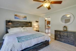 - une chambre avec un lit et un ventilateur de plafond dans l'établissement Beach Bay Pony Place with Ponies 1 Mi to Water!, à Chincoteague