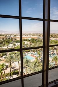 Green Valley Ranch Resort Spa Casino في لاس فيغاس: اطلالة من نافذة منتجع مع مسبح