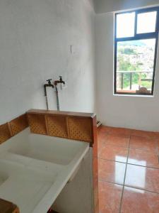 a kitchen with a sink and a window at Hermoso departamento en Quito con servicios incluidos in Quito