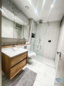 a bathroom with a sink and a shower and a toilet at M1 City Centre Luxe 3 Bed 3 Bath Apartment in Manchester
