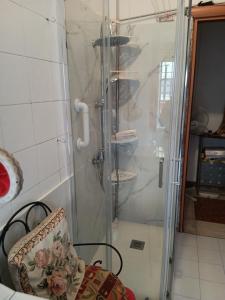 um chuveiro com uma porta de vidro na casa de banho em Cara Revello em Milão