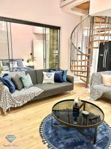 sala de estar con sofá y mesa de cristal en M1 City Centre Luxe 3 Bed 3 Bath Apartment, en Mánchester