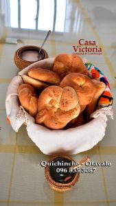 een kom brood in een mand op een tafel bij Casa Victoria, habitaciones y zona de camping in Otavalo
