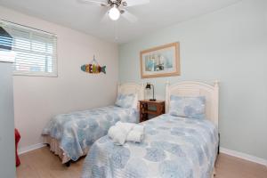 Giường trong phòng chung tại Clearwater Beach Suites 106 condo