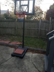 華盛頓的住宿－Sheridan Lodge，院子里有网的篮球架