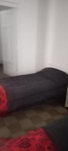 1 dormitorio con cama y alfombra roja en HOTEL PARAISO en La Cumbre