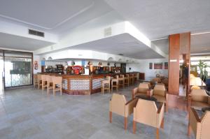 Restauracja lub miejsce do jedzenia w obiekcie Cabot Cala Ferrera
