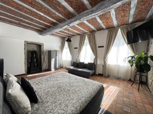 Säng eller sängar i ett rum på Suite Royale Hotel Ferme Du Château Fontaine
