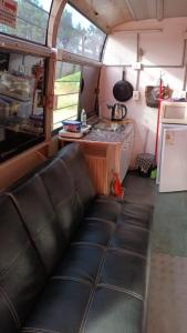 Il comprend une cuisine et un canapé. dans l'établissement Mi bus, à Punta del Diablo