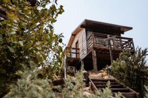 恩塞納達港的住宿－Finca Selah，一座带楼梯的木屋