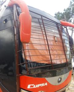 un chien en cage sur le côté d'un bus dans l'établissement Mi bus, à Punta del Diablo