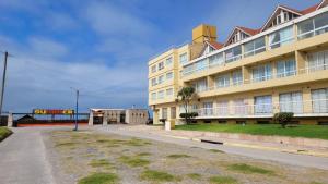 una calle vacía frente a un gran edificio en Apartamento Brisas del Mar, en Santa Clara del Mar