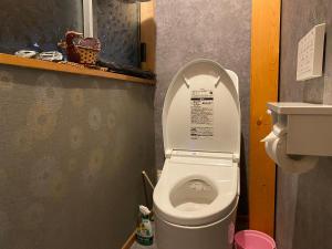 a bathroom with a toilet with the lid up at Numazu Ikyuuan 沼津一休庵 in Numazu