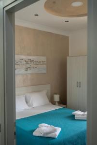 sypialnia z łóżkiem z dwoma ręcznikami w obiekcie B&B Benvenuti al Sud w mieście Crotone