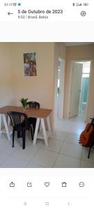 ein Esszimmer mit einem Tisch und einer Violine in der Unterkunft Apartamento aconchegante in Ilhéus