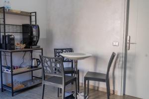 mesa y sillas en una habitación con mesa y sillas en B&B Benvenuti al Sud, en Crotone