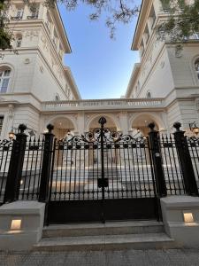 una puerta negra frente a un edificio en Monoambiente Frente Al Hospital Italiano en Buenos Aires