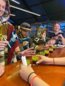 基多的住宿－Hostal La Guayunga RoofTop，一群坐在桌子旁喝着饮料的人
