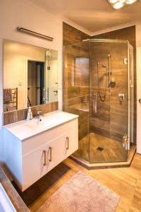 a bathroom with a sink and a shower at Cambridge Sunshine 5 Bedrooms House in Cambridge