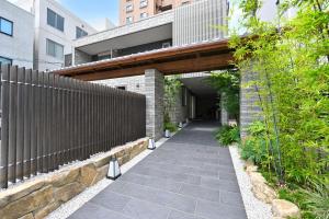 een loopbrug voor een gebouw met een hek bij GRAND BASE Hiroshima Peace Memorial Park in Hiroshima