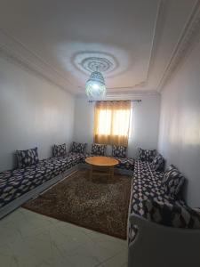 Pokój ze stołem i krzesłami w pokoju w obiekcie Appartement Sariq Ouarzazate w mieście Warzazat