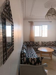 a living room with a couch and a table at Appartement Sariq Ouarzazate in Ouarzazate